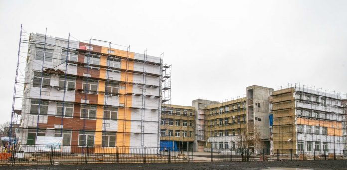 В строящуюся школу на 825 мест в микрорайоне Климовск произведен запуск тепла
