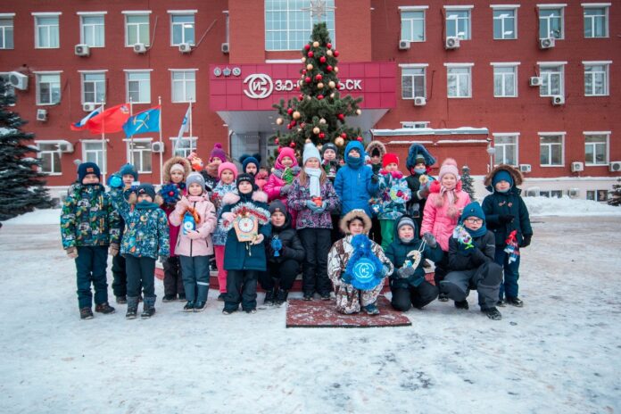 Акция «Украсим ёлку вместе» состоялась на «ЗиО-Подольск»