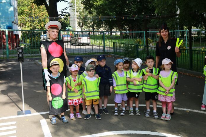 Сотрудники подольской Госавтоинспекции поздравили юных пешеходов  с Международным днём светофора