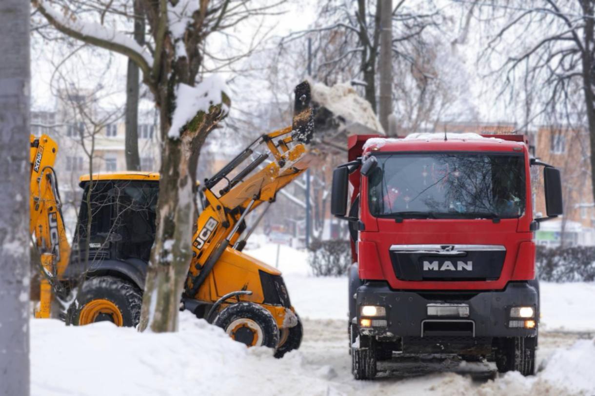 Вывоз снега с дворовых территорий ведется в Подольске