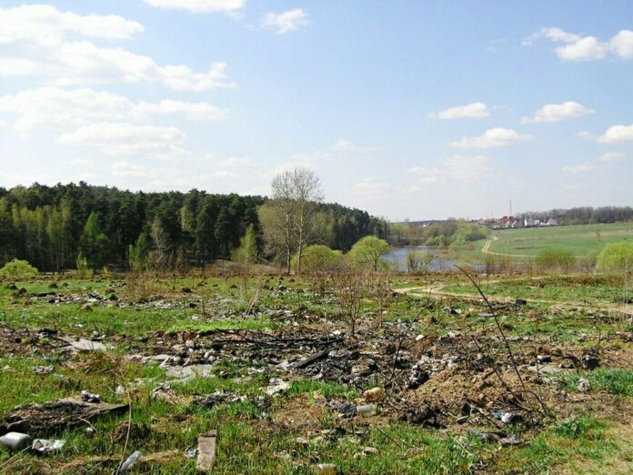‍Складской комплекс начали строить на поле у реки Петрицы
