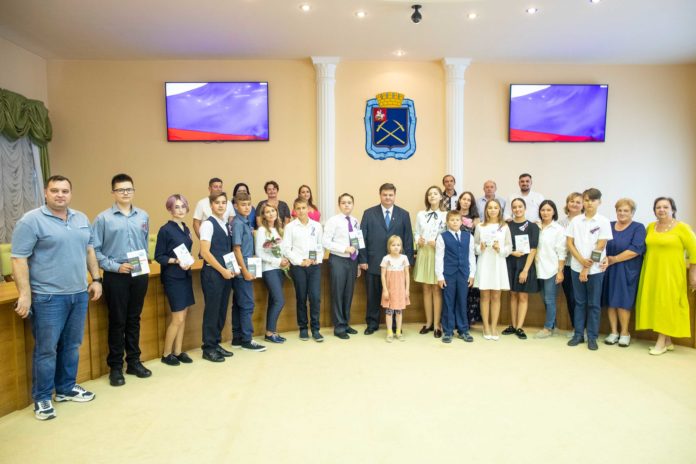 Глава округа вручил паспорта юным подольчанам