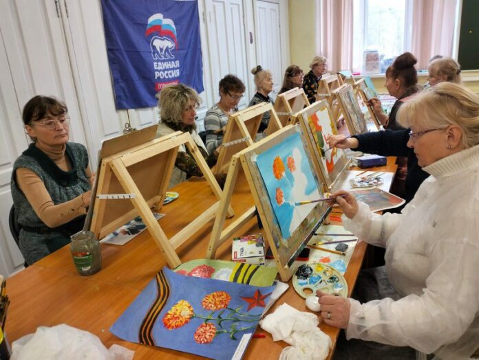 Подольские художники группы «Гармония» продолжили работу над картинами, приуроченными ко Дню защитника Отечества