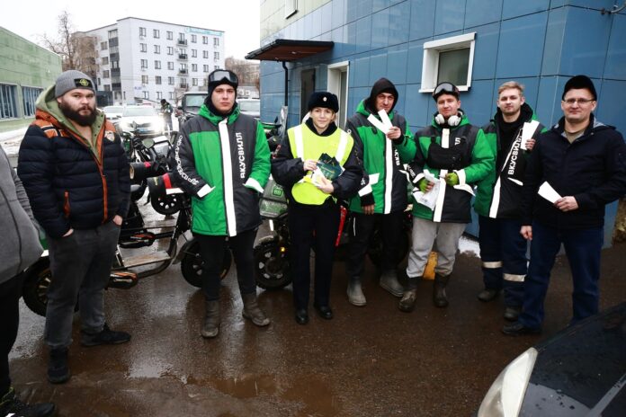В преддверии Нового года сотрудники Госавтоинспекции Подмосковья проводят инструктажи для курьеров служб доставки