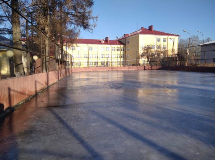 В Дубровицах выполнены работы по заливке льда на территории лыжной школы олимпийского резерва