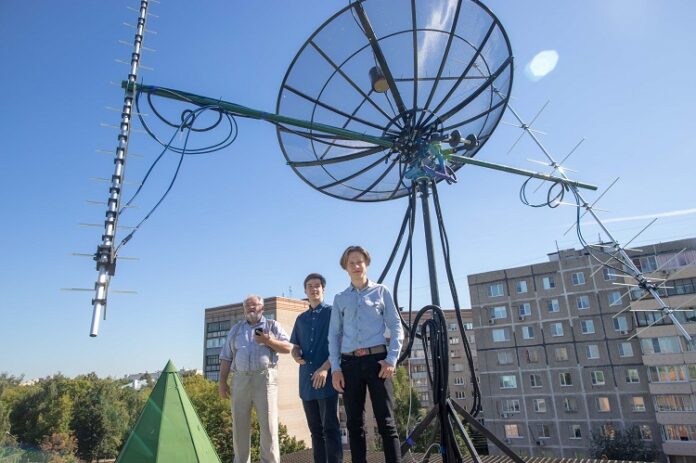 В подольской школе №29 начал работать Центр управления полетом спутника