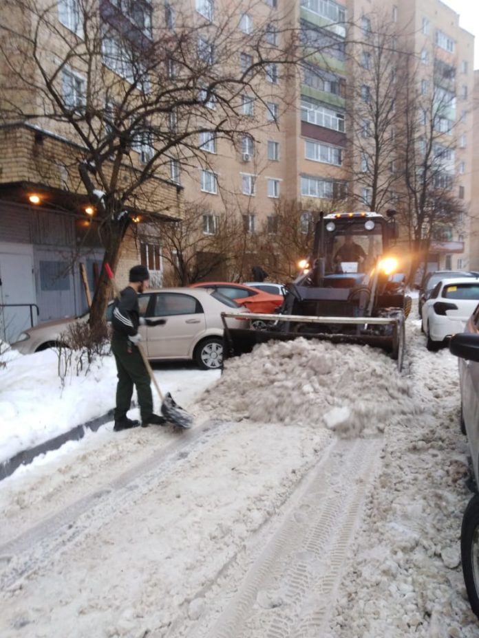 Почти 2700 кубометров снега вывезли управляющие компании за 23-24 января