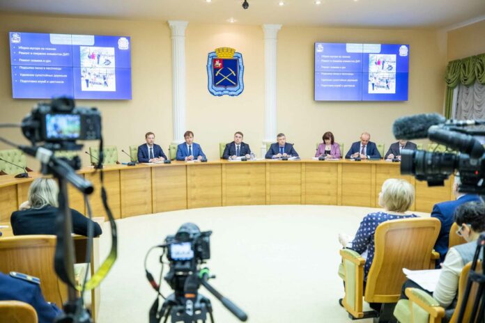 Аппаратное совещание с заместителями и руководителями структурных подразделений администрации провел Дмитрий Жариков