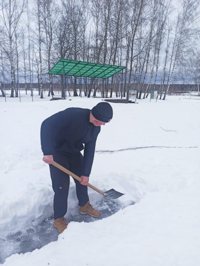 Юнармейцы провели уборку снега на мемориальном комплексе Кузовлёво