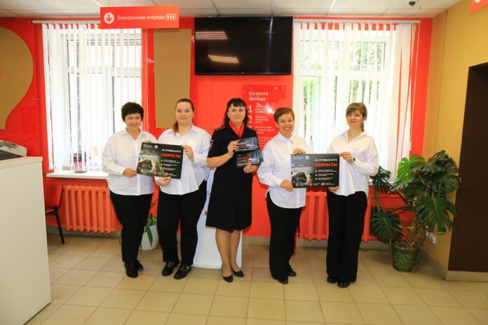 Автоинспекторы провели профилактические беседы с посетителями многофункционального центра