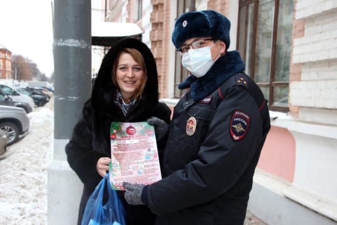 Сотрудники полиции вместе с общественником Подольска провели акцию «Безопасный Новый год»