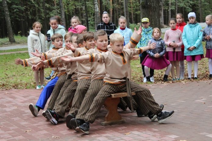 В честь Дня города в микрорайоне Климовск устроили детский праздник