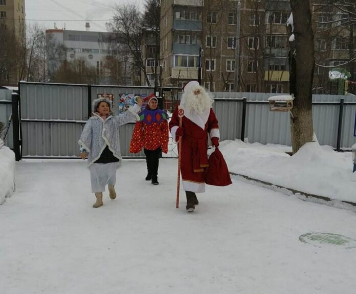 Детей из детского сада «Непоседа» с наступающим Новым годом поздравили студенты колледжа МОКИТ