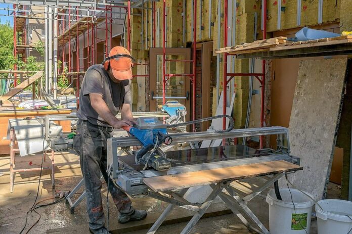 Школа на Февральской обновляется к новому учебному году