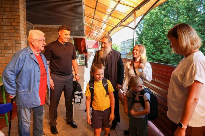 Секретарь местного отделения партии «Единая Россия» Григорий Артамонов совместно с Владимиром Винокуром посетил лагерь...