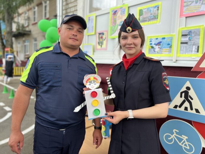 Сотрудники подольской Госавтоинспекции поздравили юных пешеходов  с Международным днём светофора