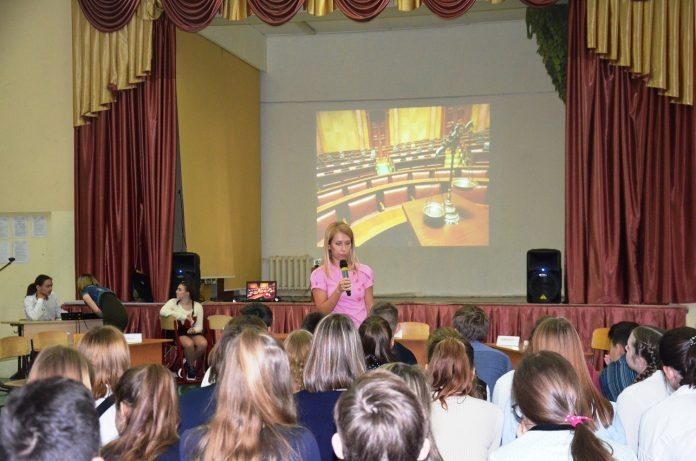 Представитель в Подольске провела правовой урок для школьников