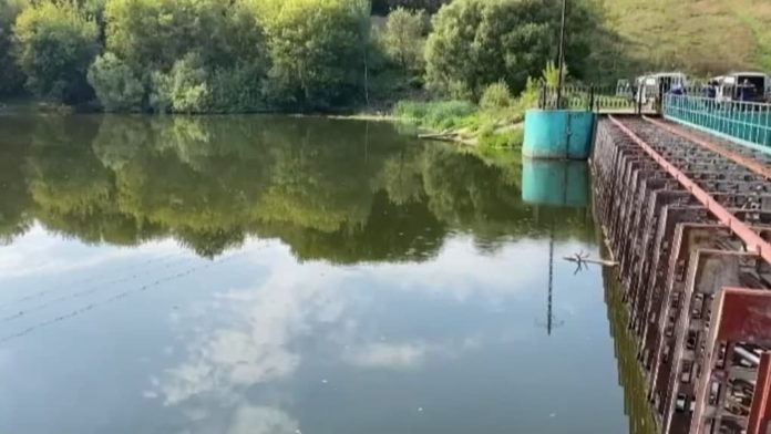 Ведутся работы на плотине через Пахру