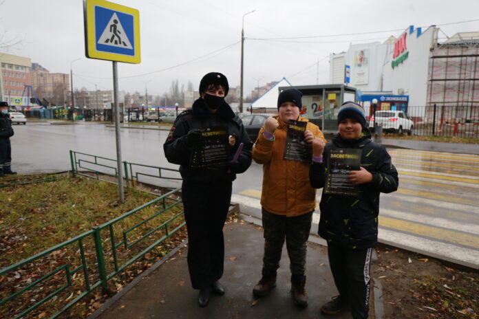 Автоинспекторы информируют пешеходов о безопасности в темное время суток на улицах Большого Подольска