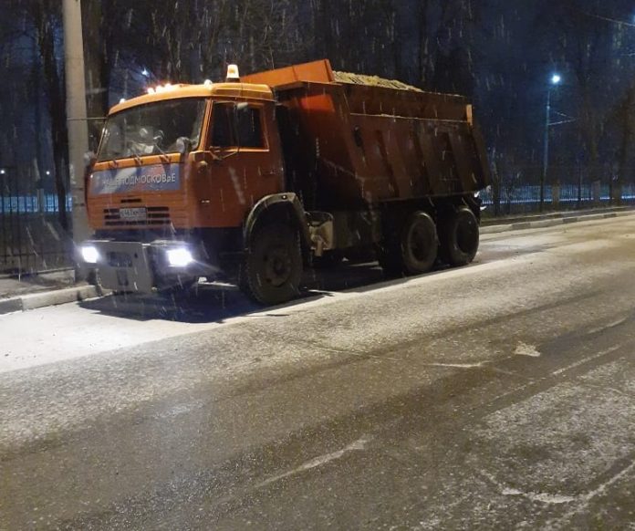 За ночь подрядными организациями очищено от снега более 300 км муниципальных дорог в округе