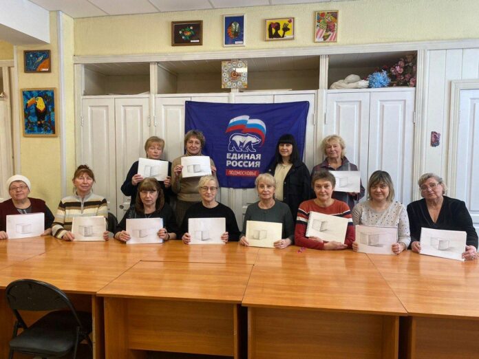 Подольские художники в рамках губернаторского проекта «Активное долголетие» посещают занятия по ИЗО.