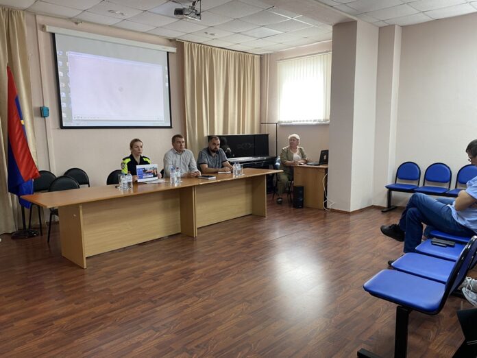 Госавтоинспекторы в целях профилактики ДТП на транспорте которые осуществляют перевозку пассажиров, проводят встречи с...