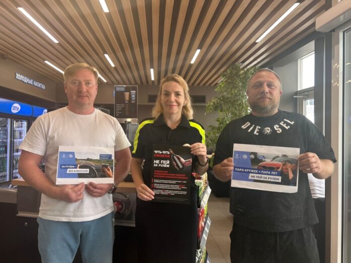 Подмосковные автоинспекторы провели профилактические беседы с водителями на АЗС