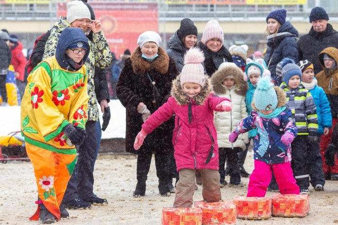 Праздник масленицы прошел на площади Генерала Еремеева у Дворца культуры «Октябрь».