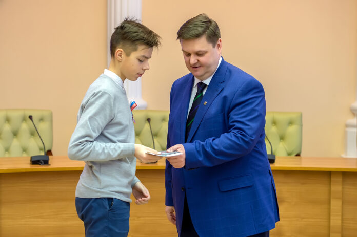 Паспорта граждан РФ вручил школьникам Глава округа