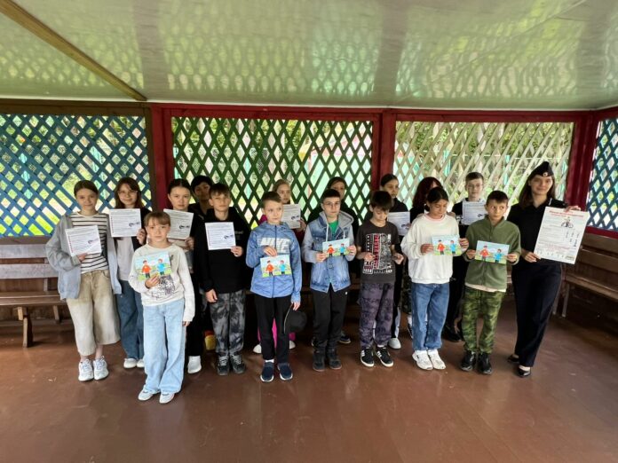 В период каникул сотрудники подмосковной Госавтоинспекции посещают детские оздоровительные лагеря круглосуточного пребывания