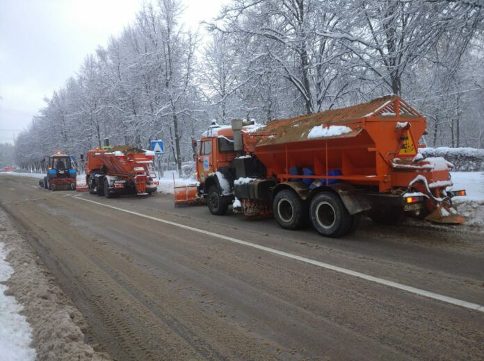 В Большом Подольске продолжается уборка от снега