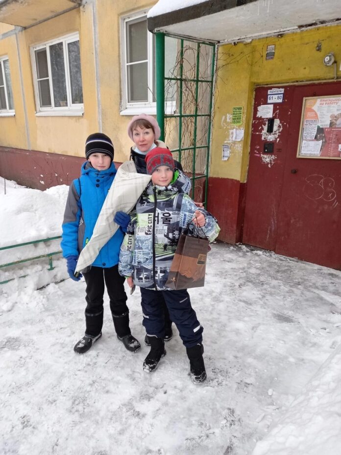 Лидию Фёдоровну Жукову, которая ребёнком пережила блокаду Ленинграда поздравили юные подольчане