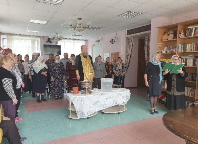 Настоятель Всехсвятского храма посетил социально-реабилитационный центр «Надежда» в микрорайоне Климовск