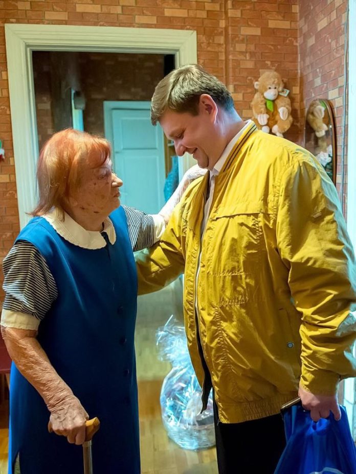 С юбилеем поздравил Николай Пестов Почетного гражданина г. Климовска Э.П. Власову 13 июня