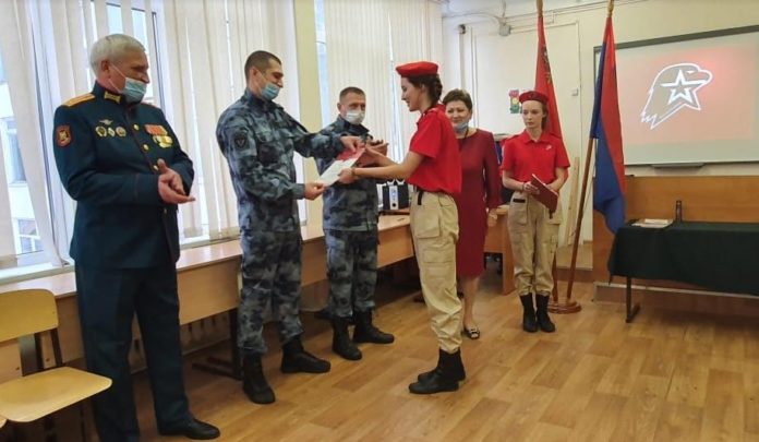 Сотрудники ОМОН «Русич» приняли участие в посвящении школьников в члены юнармии