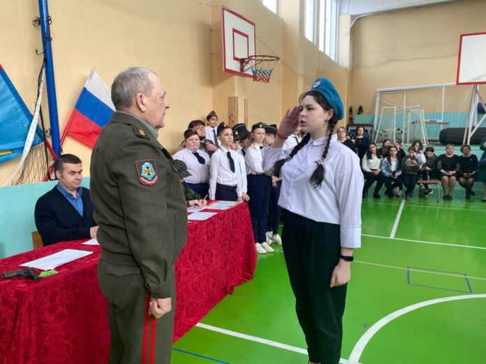 Ежегодный традиционный смотр строя и песни прошел в школе поселка МИС