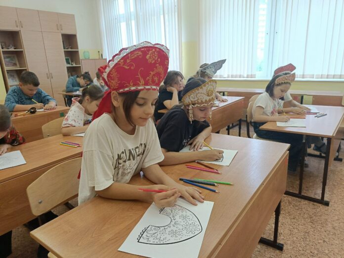 Ребятам из лагеря «Спектр» рассказали о дружбе народов в России