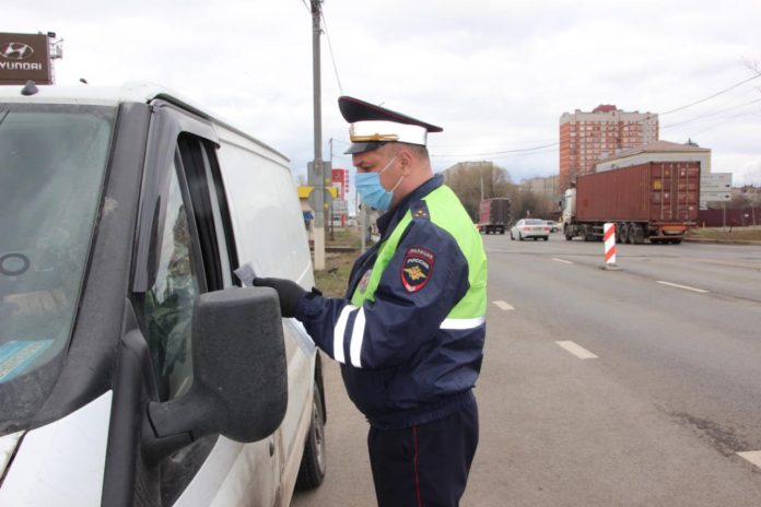 Сотрудники подольской Госавтоинспекции осуществляют проверку пропусков у водителей и пассажиров автомашин