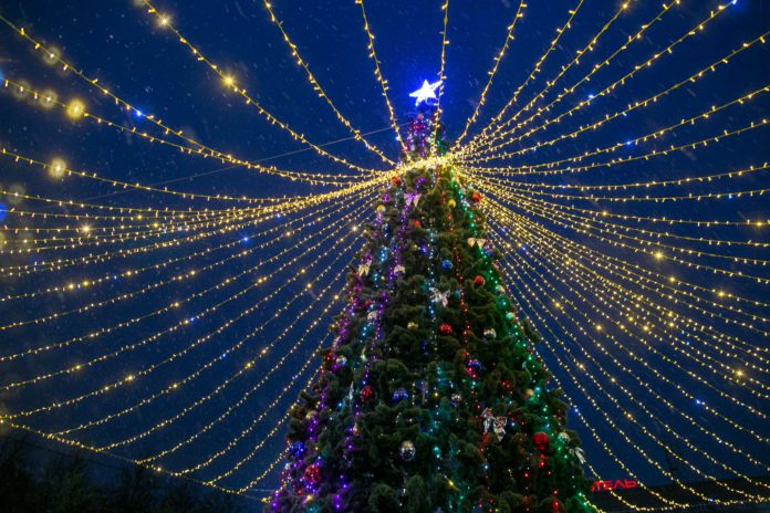 Павел Максимович поздравил жителей округа с наступающим Новым годом и Рождеством