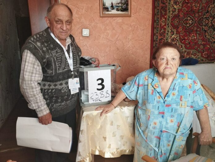 Жители 13-го избирательного округа голосуют на дому