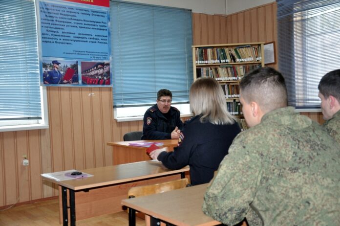 В Подольске полицейские провели профилактические беседы с военнослужащими