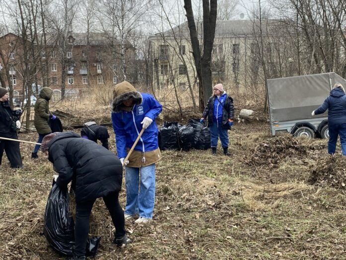 Подольские партийцы приняли участие в первом весеннем субботнике