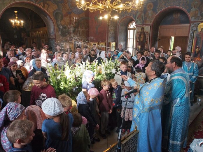 Молебен посвященный началу учебного года отслужили в храме Воскресения Словущего