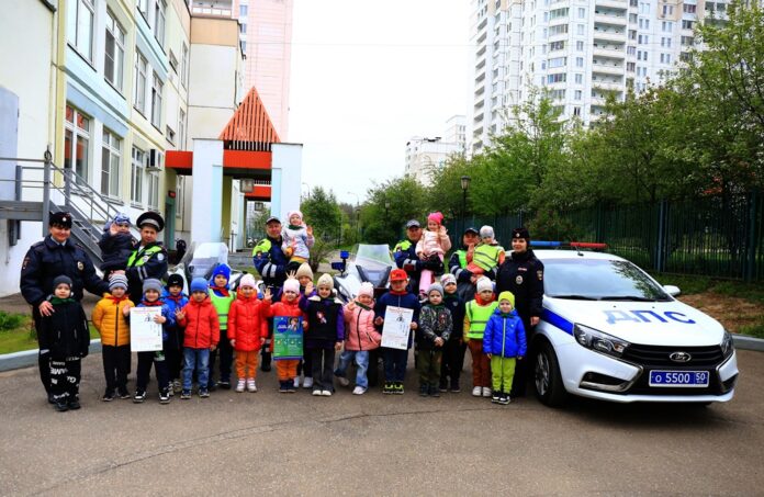 В Подольске автоинспекторы обучают дошкольников правилам дорожного движения на транспортных площадках