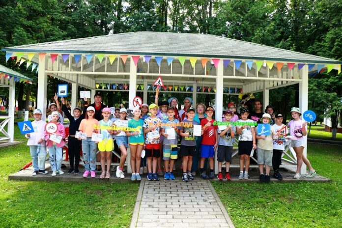 В детских оздоровительных лагерях Большого Подольск сотрудники Госавтоинспекции проводят праздники по дорожной безопасности