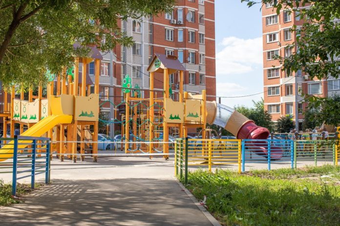 В Большом Подольске завершают установку межквартальных детских площадок по региональной программе «Наше Подмосковье»