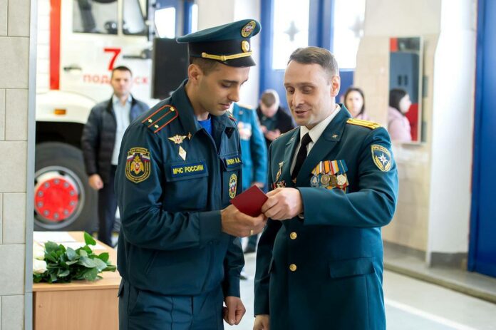 Секретарь подольского отделения партии «Единая Россия» вручил муниципальные награды нашим огнеборцам