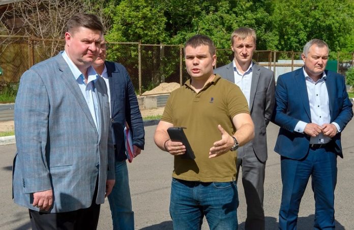 Обустройство парковочных карманов обсудил Николай Пестов с жителями двух домов по улице Советской в...