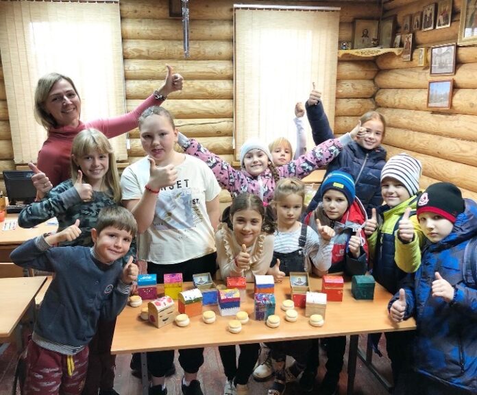 В Воскресной школе Георгиевского храма прошел мастер-класс «Икона в шкатулке»