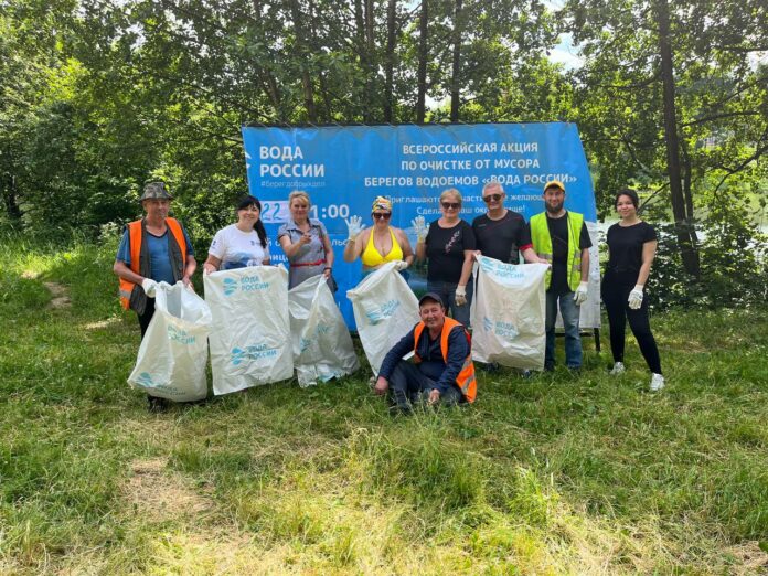 22 июня в Подольске прошла акция «Вода России» по очистке берега реки Петрицы от...